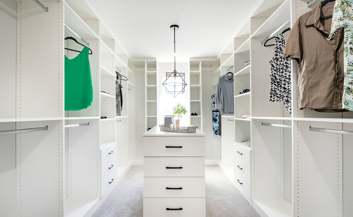 walk-in closet with shelves